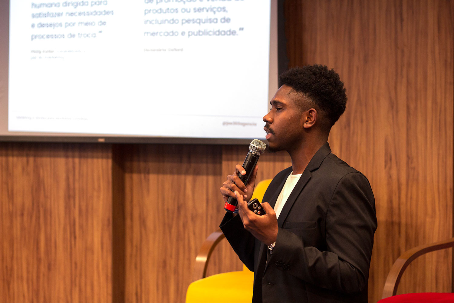 Rafael apresentando estratégias de marketing em palestra