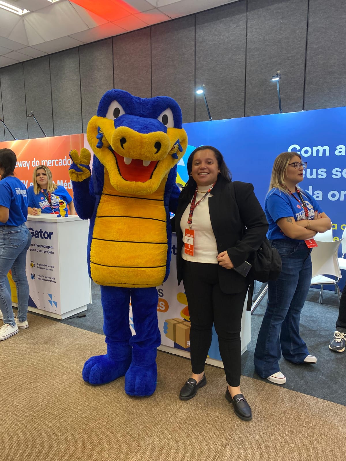 Equipe em feira de tecnologia